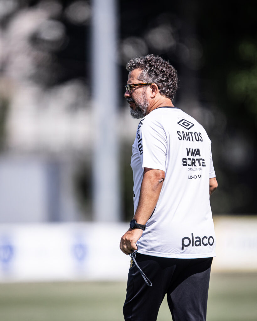 Cléber Xavier deve fazer cinco alterações no time titular do Santos para enfrentar o Grêmio