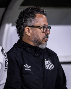 Cleber Xavier destaca ambiente e receita trabalho para Santos sair da crise