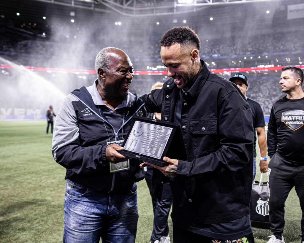 Apresentador Neto critica homenagem do Santos a Neymar no jogo contra o Ceará