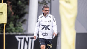 Cleber Xavier testou Escobar na lateral direita (Divulgação/Santos FC)