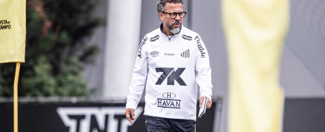 Cleber Xavier testou Escobar na lateral direita (Divulgação/Santos FC)