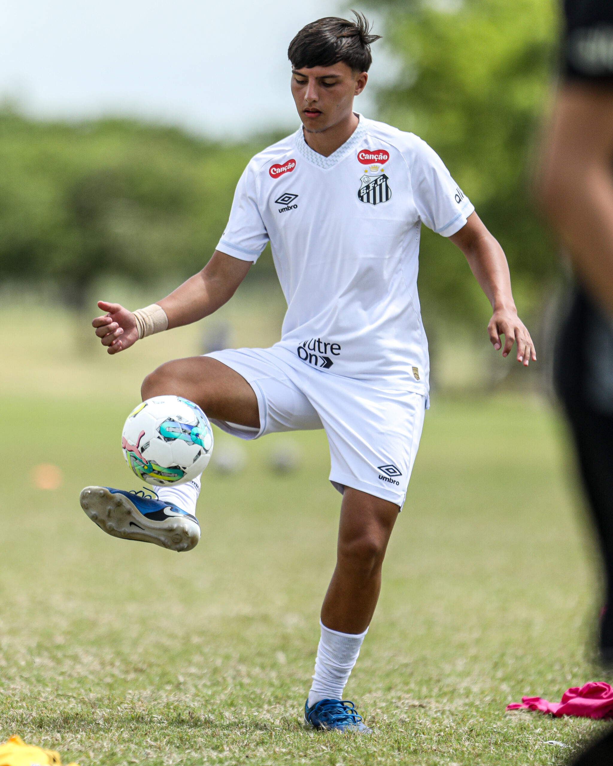 Zagueiro agenciado por empresária de Haaland aguarda contrato no Santos