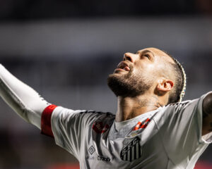 Neymar volta a completar sequência de quatro jogos por 90 minutos após quase três anos