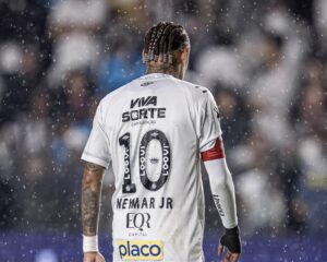 Neymar se pronuncia sobre discussão com torcedor após derrota na Vila