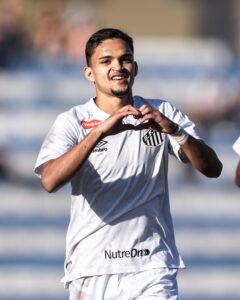 Com multa milionária, Mateus Xavier assina renovação com o Santos