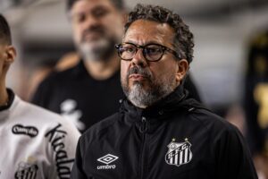 Cleber Xavier assume responsabilidade por derrota do Santos e comenta cobranças da torcida