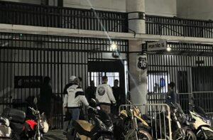 Organizada do Santos se reúne com diretoria e questiona permanência de Cleber Xavier