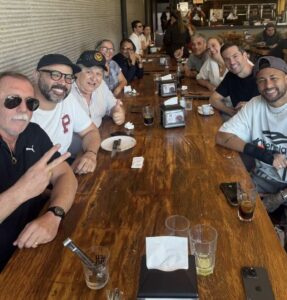 Neymar leva funcionários do Santos para almoço especial em churrascaria de Santos