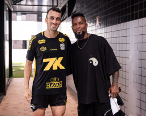 Zé Roberto visita treino do Santos e conversa com jogadores no CT Rei Pelé