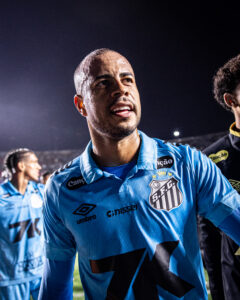 Mayke comemora estreia pelo Santos e explica pedido de Cleber Xavier para atuar mais avançado