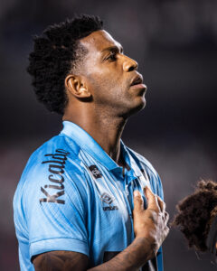 Cléber Xavier explica escolha por Gil e confirma busca por zagueiro no mercado