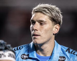 Cleber Xavier explica substituição de Rollheiser diante do Juventude