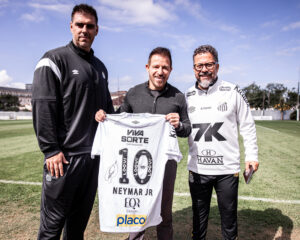 Ramon Menezes visita treino do Santos e recebe camisa autografada por Neymar