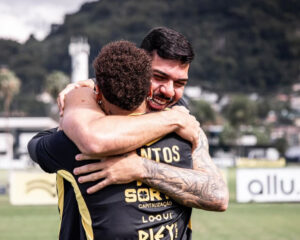 Neymar se despede de João Paulo, emprestado pelo Santos ao Bahia