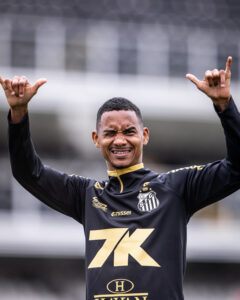 Leleti completa dois meses treinando no Santos após intercâmbio da Fúria