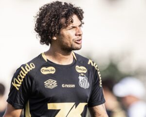 Arão volta a treinar no campo e pode reforçar o Santos contra o Atlético-MG