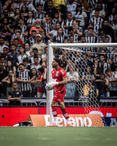 Diógenes desabafa sobre críticas, valoriza defesa do Santos e projeta chance como titular