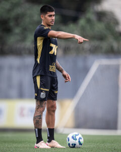 Mayke desfalca o Santos e Vojvoda deve mexer na zaga para jogo contra o Ceará