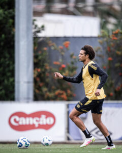 Arão treina com bola e pode voltar a ser relacionado pelo Santos