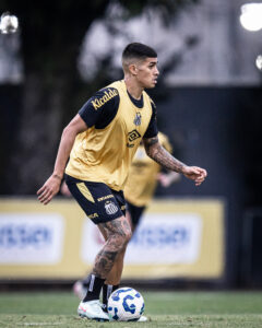 Adonis Frías retorna e reforça defesa do Santos contra o Grêmio