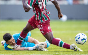 Brazão mostra braço machucado e critica arbitragem após empate com o Fluminense