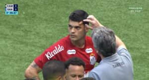 Brazão sofre pancada contra o Atlético-MG e é levado de ambulância ao hospital