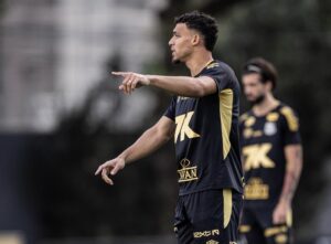 Após boa estreia, Victor Hugo afirma sentir-se 'em casa' no Santos