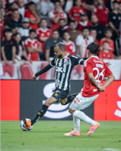 Vojvoda explica escolha por Mayke e detalha mudanças no Santos após empate com o Inter