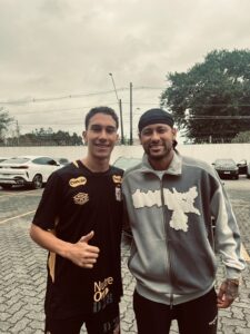 Neto de Luxemburgo passa por avaliação nas categorias de base do Santos