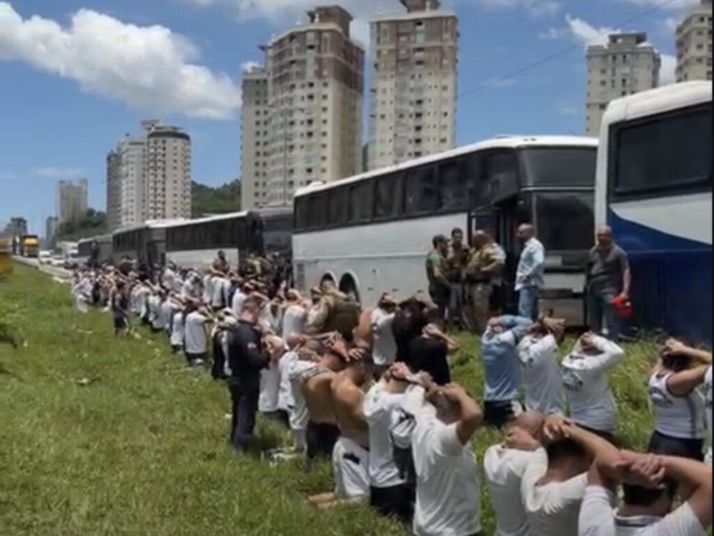 Confronto entre torcedores de Santos e Internacional bloqueia BR-101 em Itapema