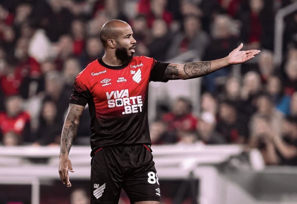 Athletico desiste de manter Patrick após pedidas do Santos