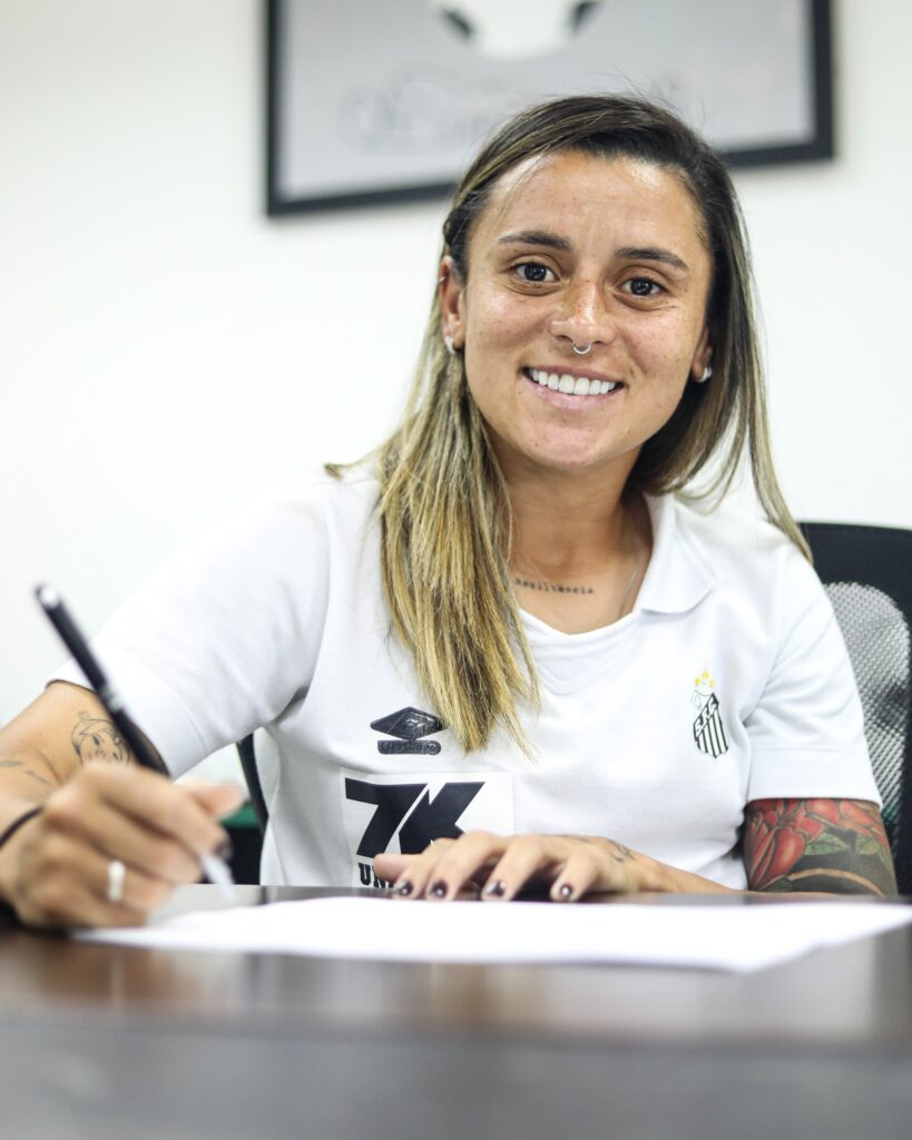 Sereias da Vila oficializam a renovação com a volante Rafa Andrade