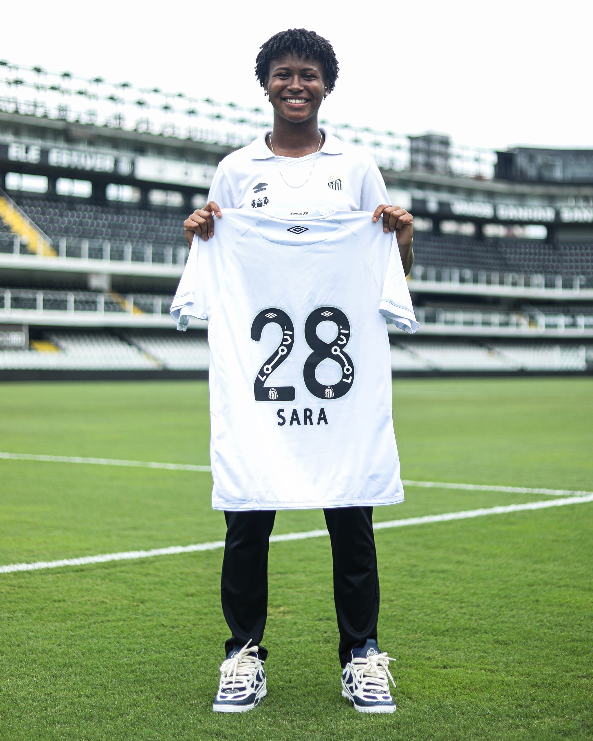 Revelação da base, Sara assina primeiro contrato profissional com as Sereias