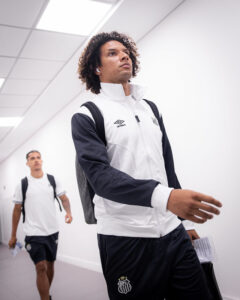 Willian Arão sente a panturrilha e preocupa o Santos