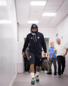 Santos apresenta nova linha de uniformes de viagem da Umbro para 2026