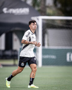 Barreal sente o quadril e vira mais um problema para o Santos contra o Red Bull Bragantino