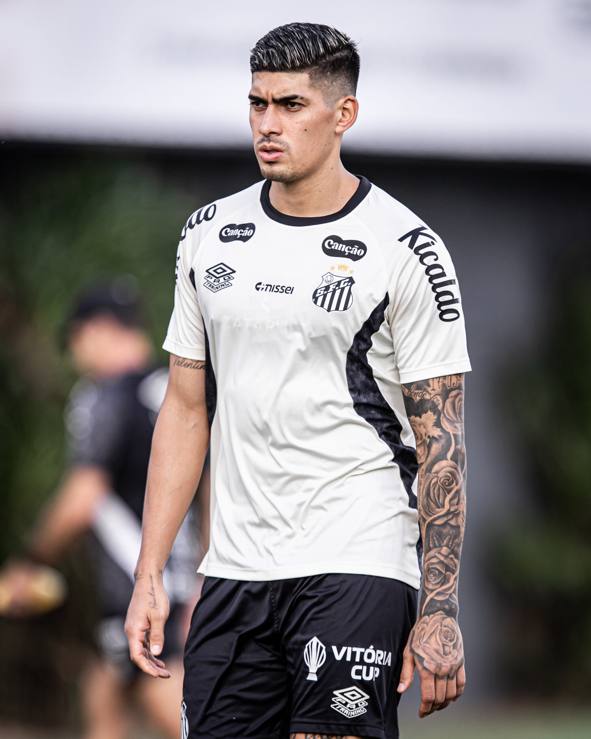 Adonis Frías tem lesão muscular na panturrilha direita e desfalca Santos contra o Noroeste