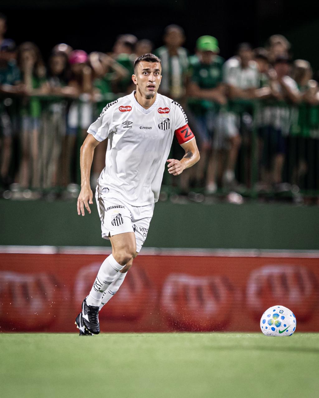 João Schmidt lamenta derrota do Santos e classifica atuação como “inadmissível”