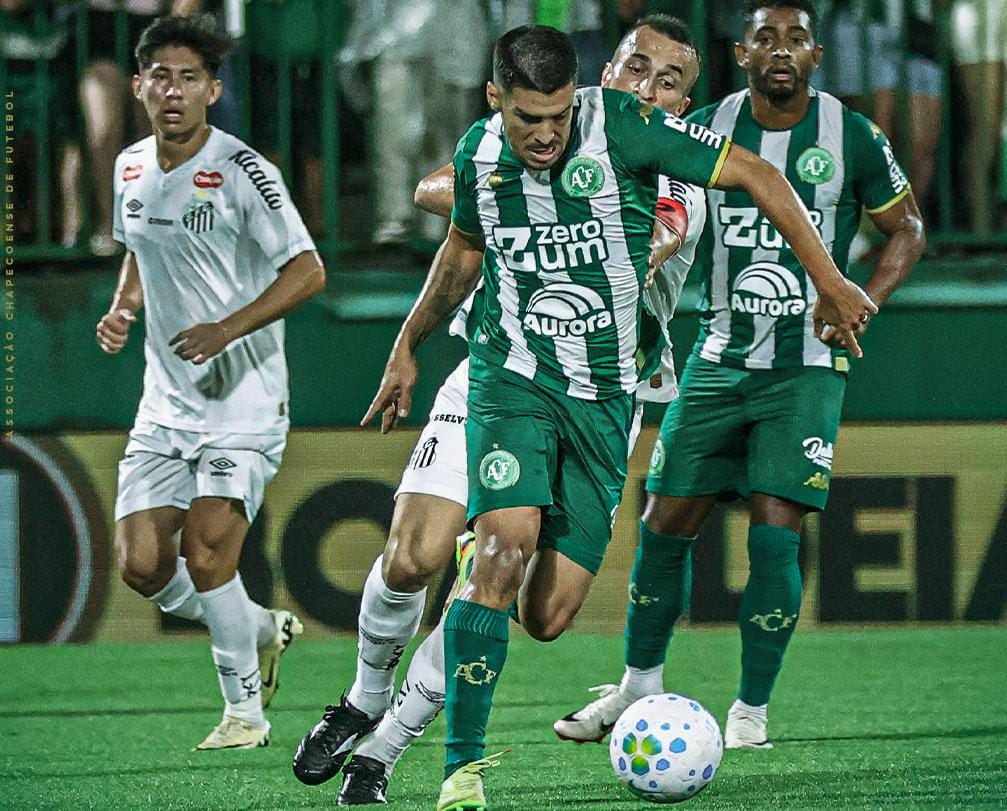 Santos abusa dos erros e perde para a Chapecoense na estreia no Brasileirão