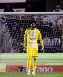 Após falha contra o Santos, goleiro do Corinthians critica condições da Vila Belmiro