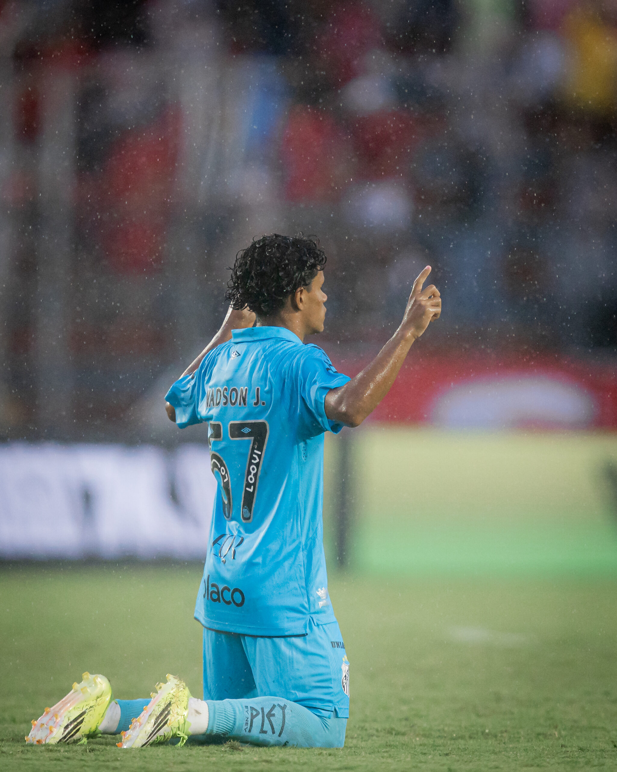 Nadson Juan comemora estreia pelo profissional do Santos