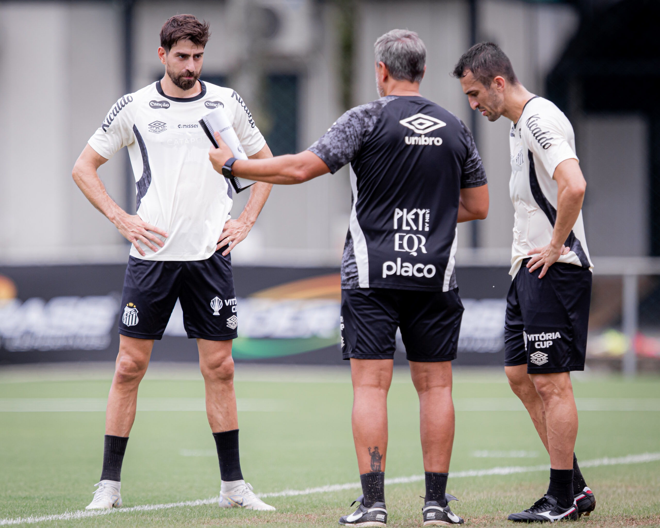 Santos retoma treinos e Vojvoda lida com desfalques para duelo contra o Athletico-PR