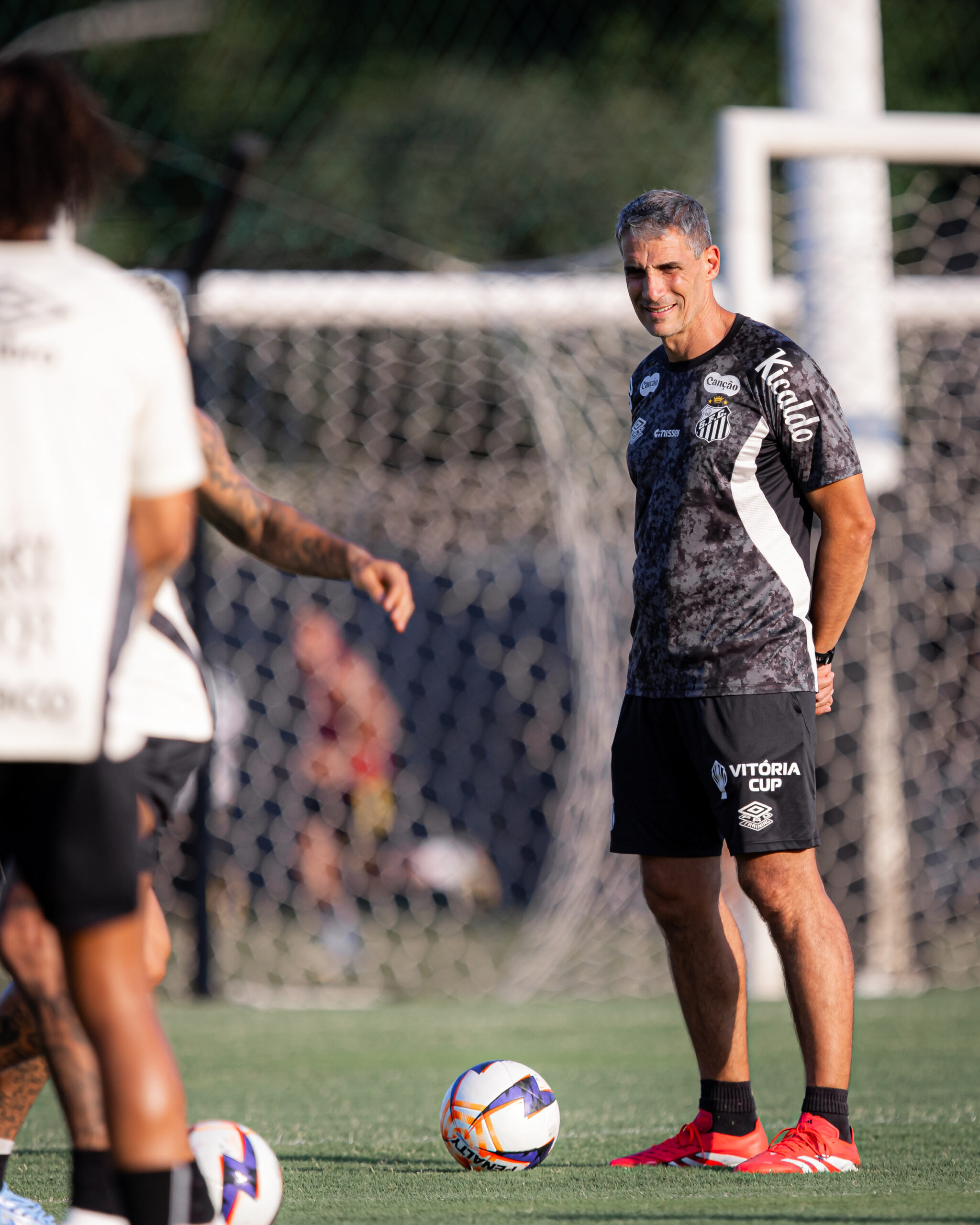 Com Oliva no CT, Santos se reapresenta e inicia preparação para decisão