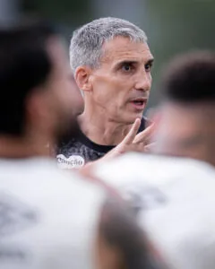 Vojvoda comenta presenças no CT e diz que ambiente interno é restrito ao futebol