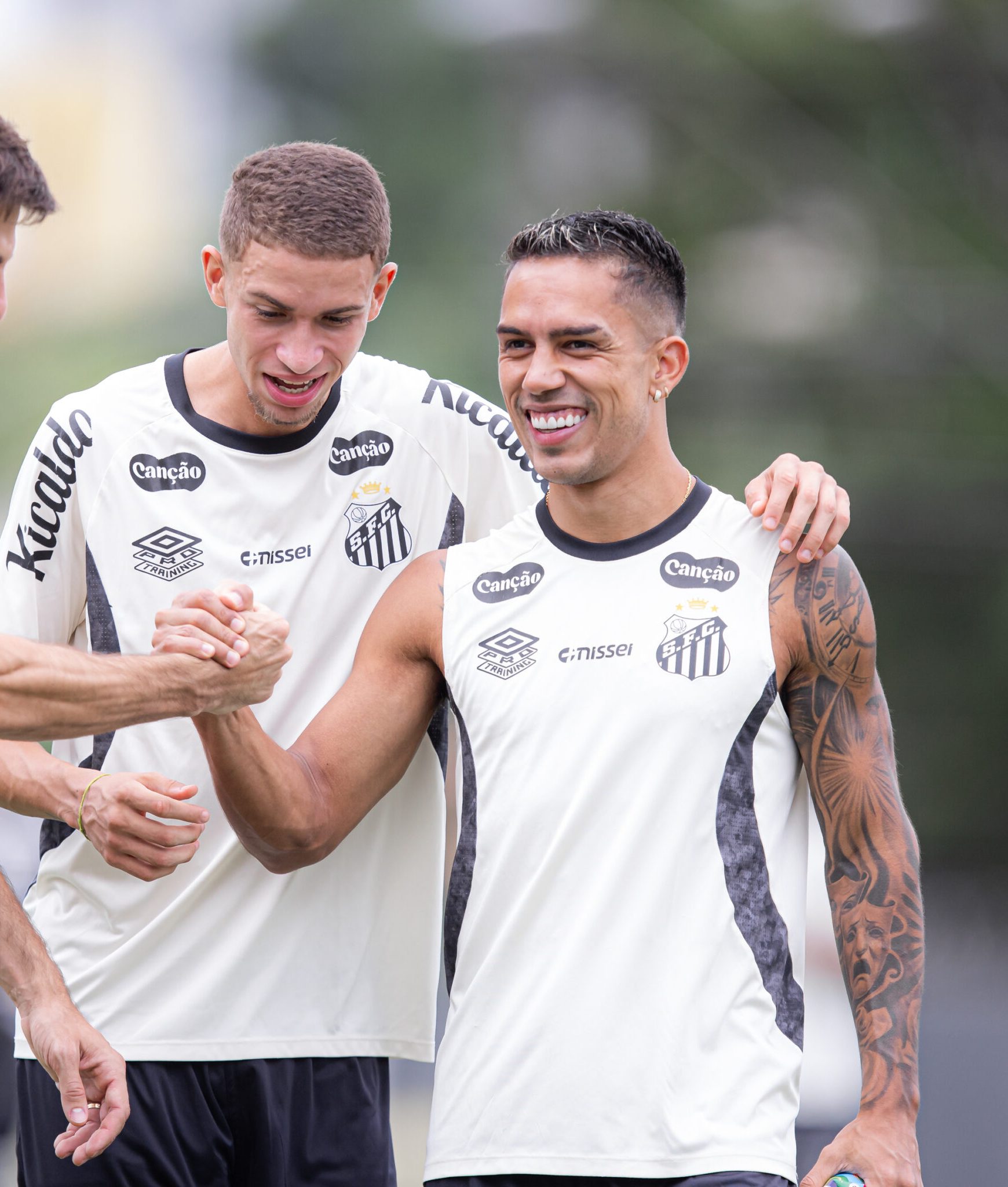 Cuca cita carências nas laterais e espera reforços para o Santos