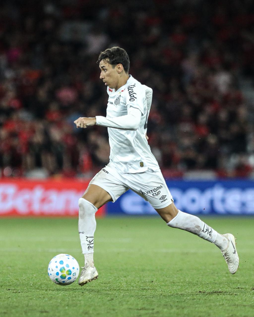 Santos vacila no final e amarga mais uma derrota no Campeonato Brasileiro