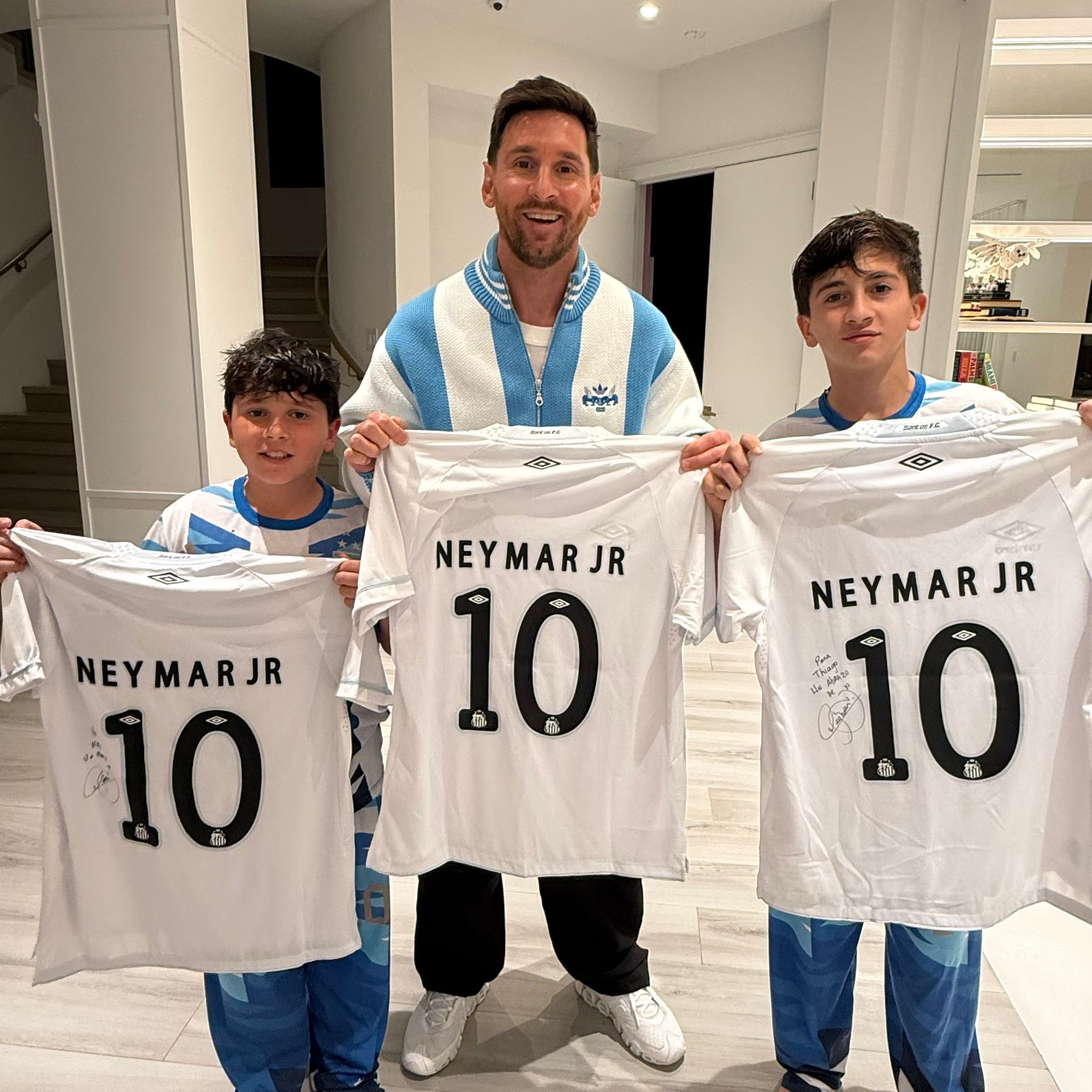 Santos envia camisas com autógrafos de Neymar para Messi e os filhos