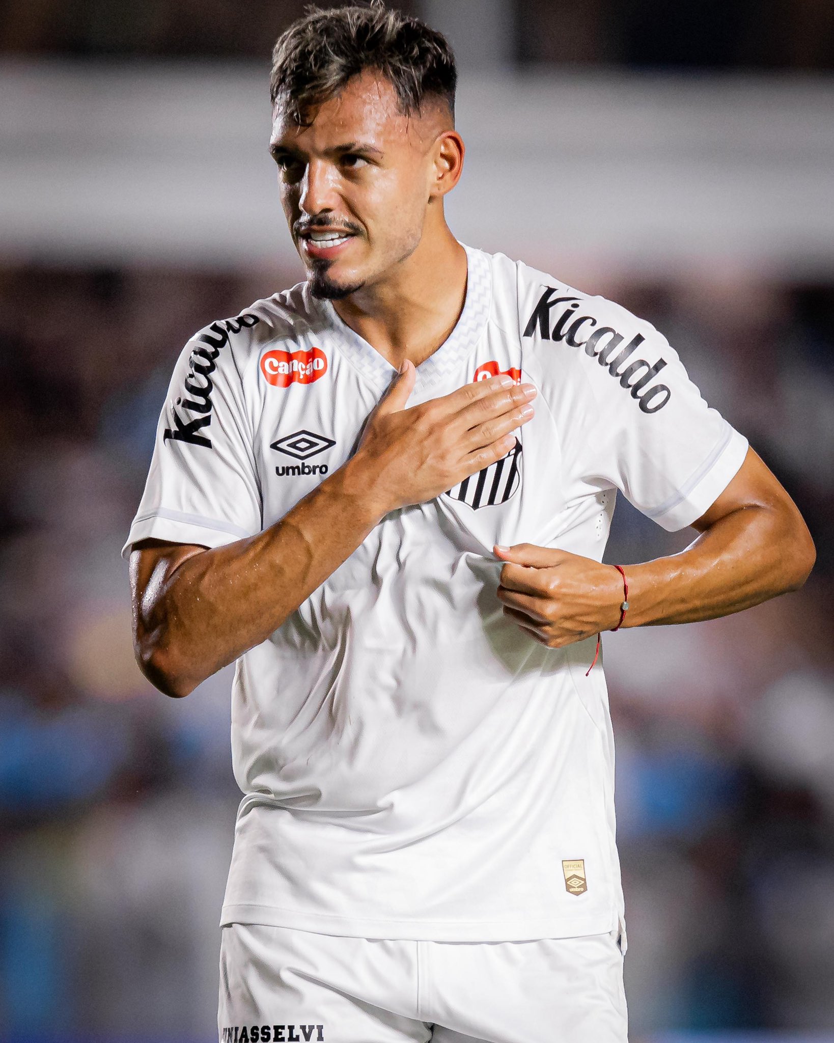 Gabriel Menino comemora primeiro gol na Vila pelo Santos e fala em sonho de criança