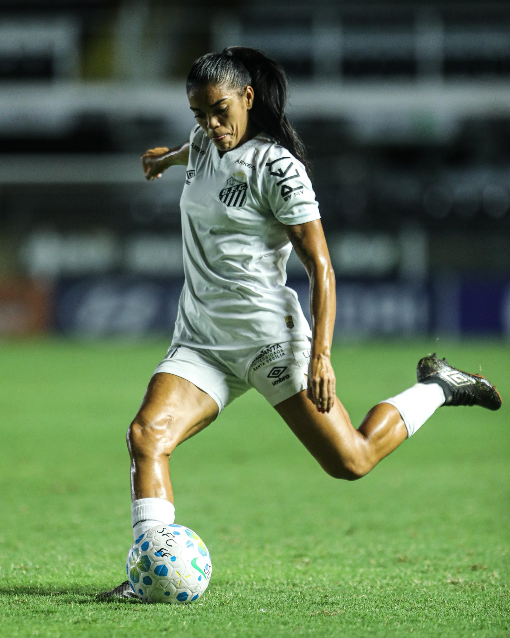 Larissa Vasconcelos sai de ambulância do jogo das Sereias, mas exames não mostram alteração