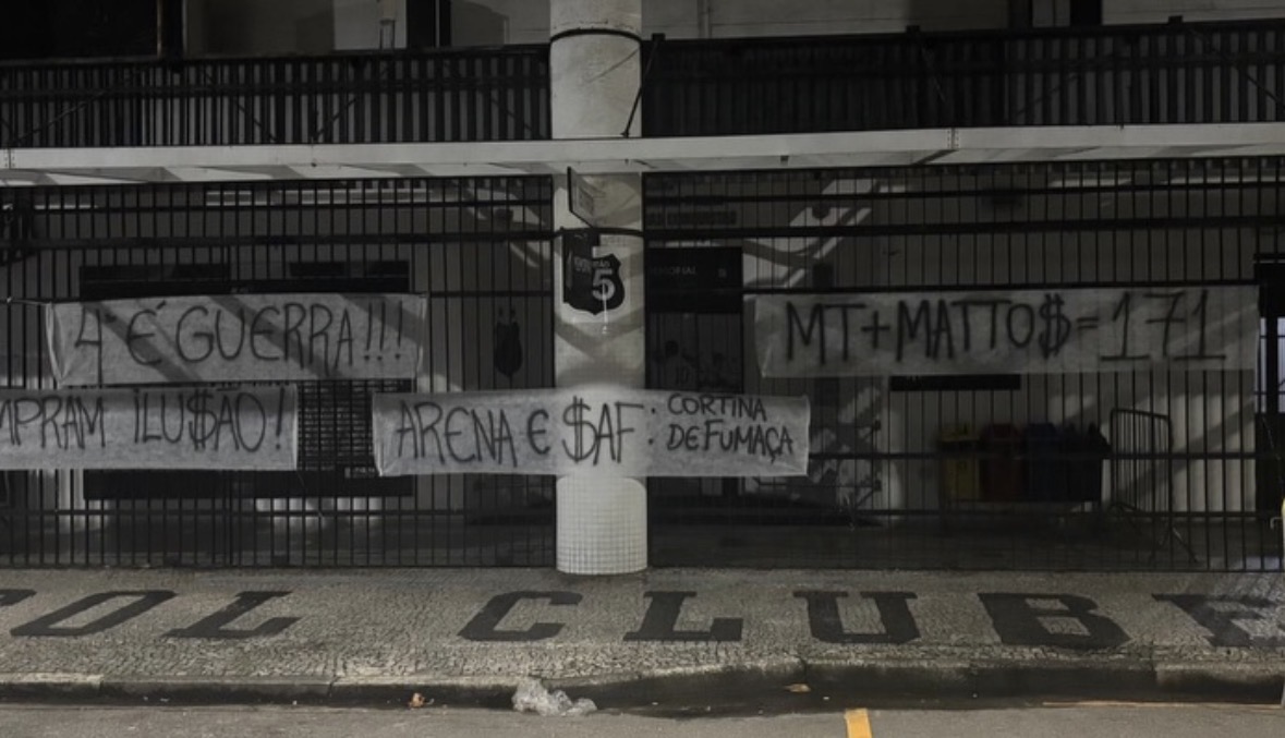 Torcida do Santos protesta com faixas no CT Rei Pelé e na Vila Belmiro